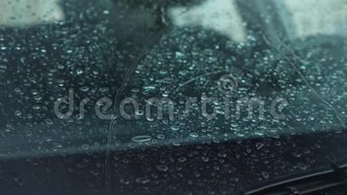 <strong>雨点</strong>落在外面停着的汽车的<strong>玻璃上</strong>。 4k，慢镜头拍摄4k，